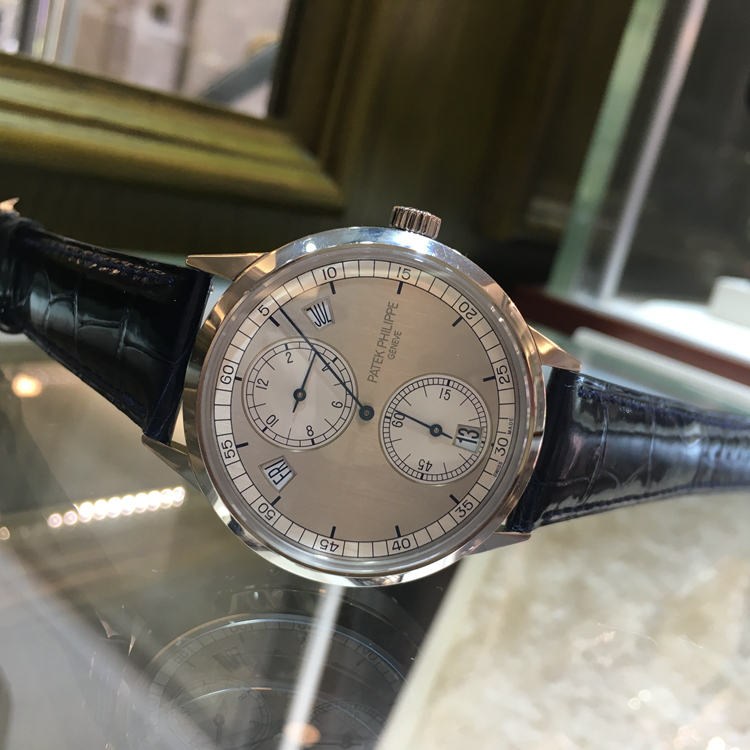 PATEK PHILIPPE 百达翡丽 复杂功能时计系列，5235G-001。40.5毫米表径，18K白金表壳，双色调银色表盘，经垂直缎纹磨砂处理，搭配蓝色转印刻度。中心大分针，年历、视窗式星期、日期和月份显示功能，31-260 REG QA自动上弦机械机芯，动力储备44小时。专柜定价：375800元。 未使用品全套附件齐全。