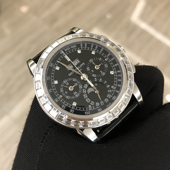PATEK PHILIPPE 百达翡丽，超复杂功能计时系列，5971P。40毫米表径，950铂金表壳，镶嵌36颗梯形钻石（~3.88 克拉）。万年历，中心计时大秒针，指针式闰年，日期显示，视窗式，月相，月份，星期显示。黑色表盘镶嵌钻石刻度。双p印记灯笼扣。Caliber CHF 27-70 Q手动机械机芯，动力储备60小时。专柜定价：2360000元。 单表无附件。