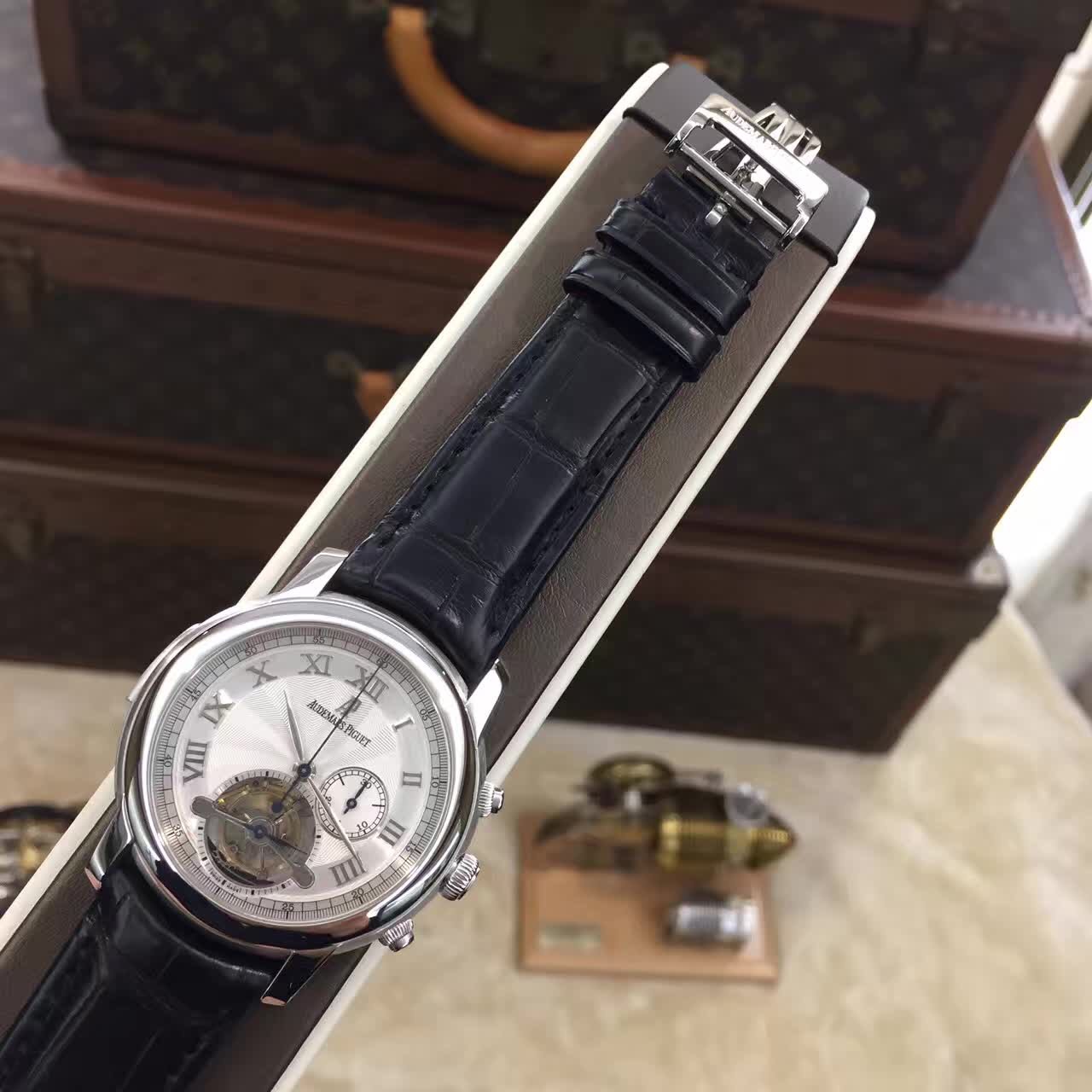 Audermars Piguet 爱彼 JULES AUDEMARS系列，?26050PT.OO.D002CR.01。43毫米表径，?PT950铂金表壳。深灰色圆形表盘。3点位置小秒针显示，6点位置陀飞轮装置，三问计时功能，背透镂空手动上弦机械机芯。公价：3878000元。 单表无附件。