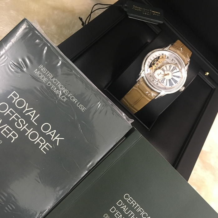 Audemars Piguet 爱彼 Millenary千禧系列，77247BC.ZZ.A813CR.01，39.5*35.5毫米表径。手动上链腕表，搭配小秒针。18K白金表壳搭配镶钻表圈和表耳及镶嵌一颗粉红色凸面蓝宝石的表冠，116颗明亮型切割美钻，总重约0.60克拉（表圈和表耳）。白色珍珠贝母偏心式圆盘，小秒盘，炭灰色印制罗马数字，玫瑰金指针。方形大鳞片米黄色鳄鱼皮表带。5201型手动上链自产机芯，动力储备54小时。专柜定价：230000元。