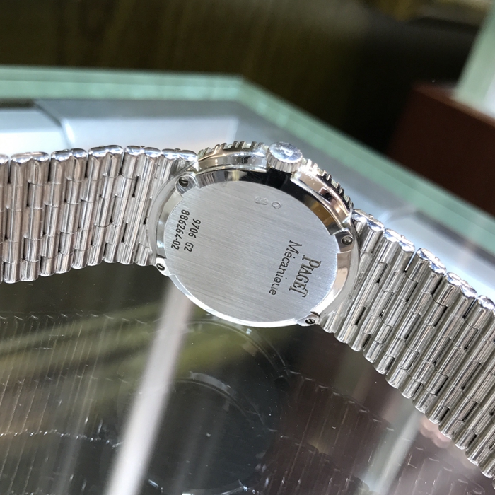 PIAGET 伯爵 珠宝腕表系列，G0A09676。24.6毫米表径，18K白金镶钻表壳，银灰色面盘，钻石时标，手动上弦机械机芯。专柜定价：394900元。 单表无附件。