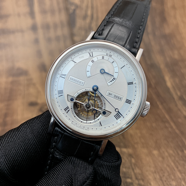 Breguet 宝玑 经典复杂系列，5317PT/12/9V6。39毫米表径，PT950铂金表壳，银灰色面盘，罗马数字时标，6点位置为陀飞轮装置，12点位置为动力储备装置，Cal.587DR自动上弦机械机芯，动力储备120小时，专柜定价：1089700元。 单表附保卡。
