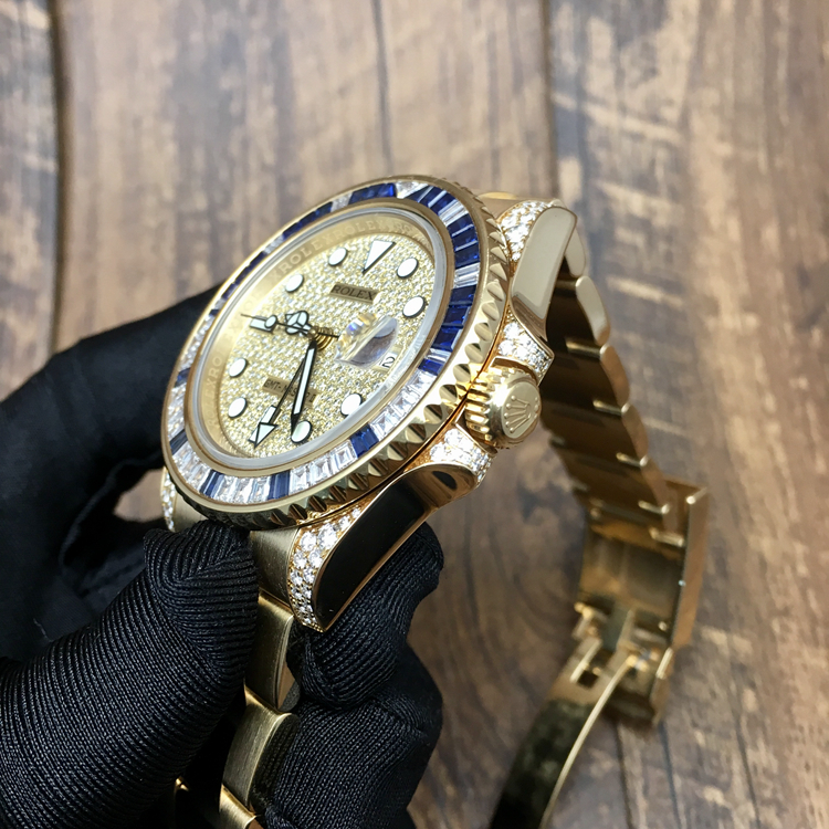 Rolex 劳力士 格林尼治型II系列，116758 SA-78208。40毫米表径，18K黄金镶钻宝石，表圈镶嵌29颗钻石，30颗蓝宝石，表耳镶钻。钻石满天星表盘，中央时、分及秒针，24小时显示；瞬时变更独立指针显示第二时区时间（GMT）；瞬跳日历；秒针暂停功能以准确调校时间。蚝式三排链节表带，自动上弦机械机芯，专柜定价：843700港币。 单表无附件。