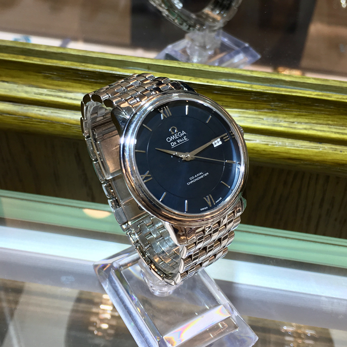 Omega 欧米茄 碟飞系列，424.10.37.20.03.001。36.8毫米表径，精钢表壳，蓝色面盘，3点位置日期显示，Cal.2500自动上弦机械机芯，动力储备48小时。专柜定价：27500元。 单表无附件。