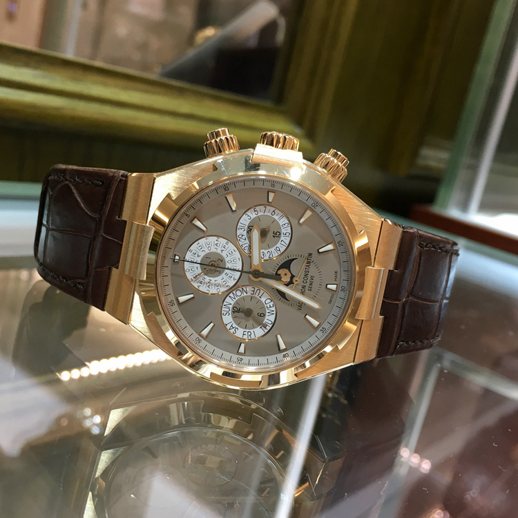 Vacheron Constantin 江诗丹顿 Overseas 纵横四海系列，49020/000R-9753。42毫米表径，18K玫瑰金表壳，灰色面盘，3点位置日期显示，6点位置月相显示，9点位置和12点位置分别为星期和月份显示，计时功能，自动上弦机械机芯，动力储备40小时。专柜定价：675000元。 全套附件齐全。