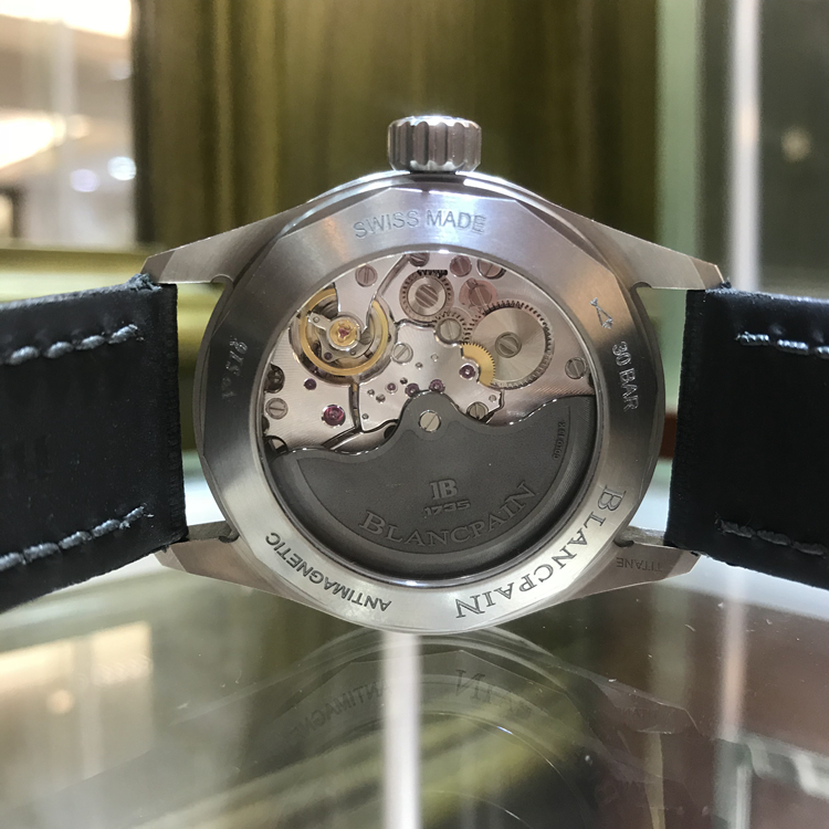 Blancpain 宝珀 五十噚系列，5000-1230-B52A。43毫米表径，钛金属表壳，黑色面盘，日期显示功能，1315自动上弦机械机芯，动力储备120小时，专柜定价：87500元。 全套附件齐全。