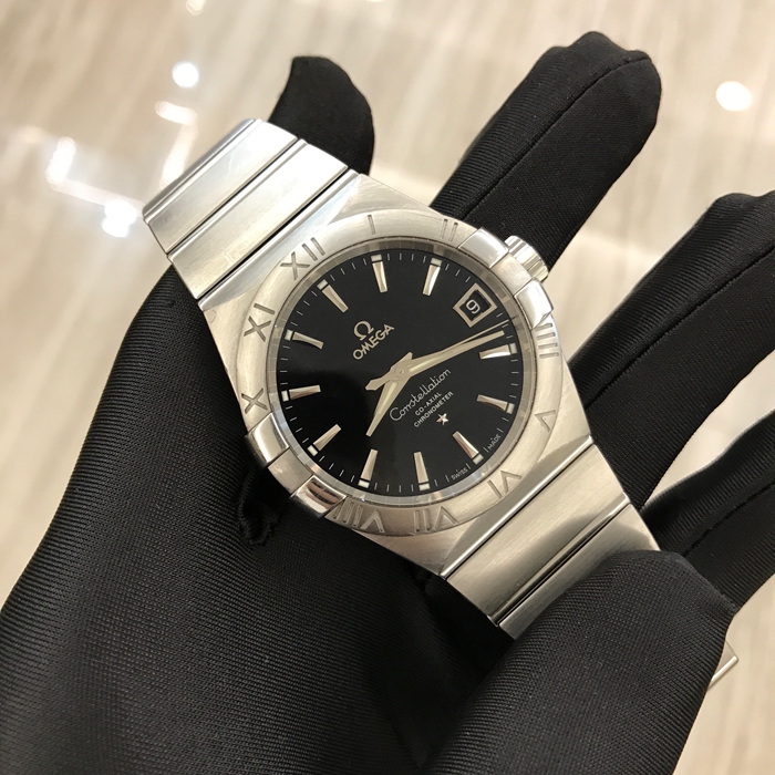 Omega 欧米茄 星座系列，123.10.38.21.01.001。38毫米表径，精钢表壳，黑色面盘，三点位置日期显示。自动上弦机械机芯，动力储备60小时。专柜定价：44400元。 单表无附件。