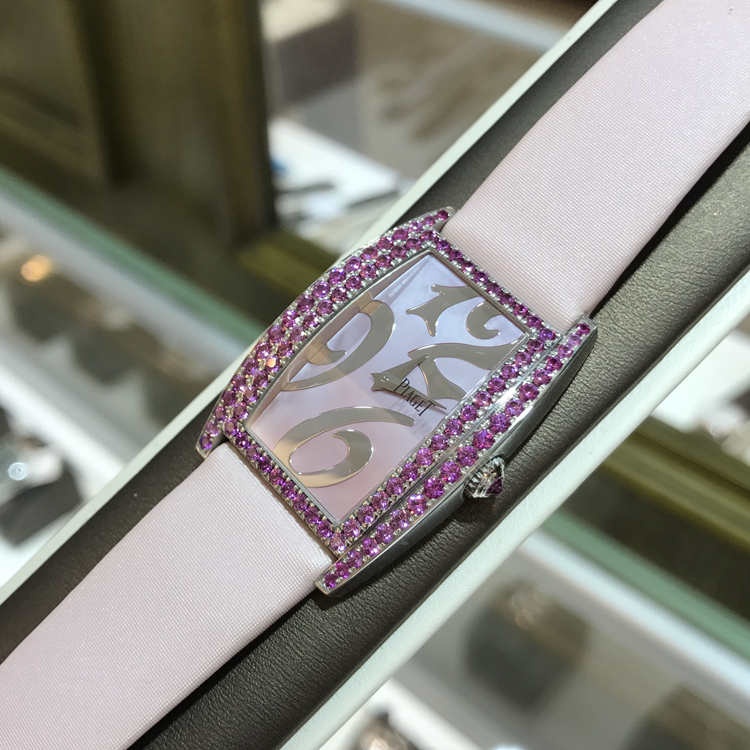 PIAGET 伯爵 女表，G0A31050。27×31毫米表径，18k白金原装粉色蓝宝石，粉色珍珠贝母面盘，精准石英机芯。专柜定价:294000元。 全套附件齐全。