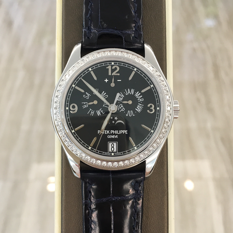 PATEK PHILIPPE 百达翡丽 复杂功能时计系列，5147G-001。39毫米表径，18K白金表壳镶嵌62颗钻石约0.82克拉，海蓝色漆表盘，中心大秒针，金质立体时标和字块，月相、指针式星期和月份显示，视窗式日期显示、动力储备显示。Cal.324 S IRM QA LU自动上弦机械机芯，动力储备45小时。专柜定价：347100元。 未使用品全套附件齐全。