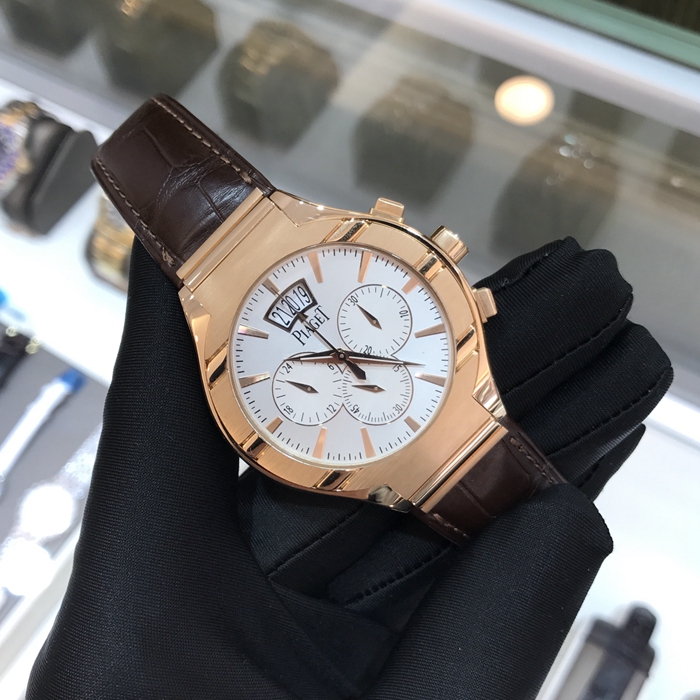 PIAGET 伯爵 POLO系列，G0A32039。43毫米表径，18K玫瑰金表壳，白色面盘，大日历显示，双时区功能、计时功能自动上弦机械机芯，动力储备50小时。专柜定价：281450元。 单表无附件。