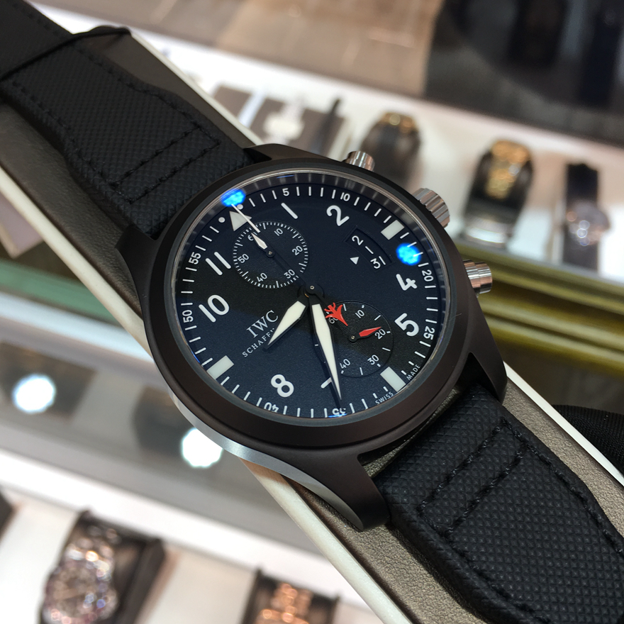 IWC 万国 飞行员系列，IW388001。46毫米表径，钛金属/陶瓷表壳，黑色面盘，3点位置为日期显示，计时功能，89365自动上弦机械机芯，动力储备68小时。专柜定价：86800元。 未使用品全套附件齐全。