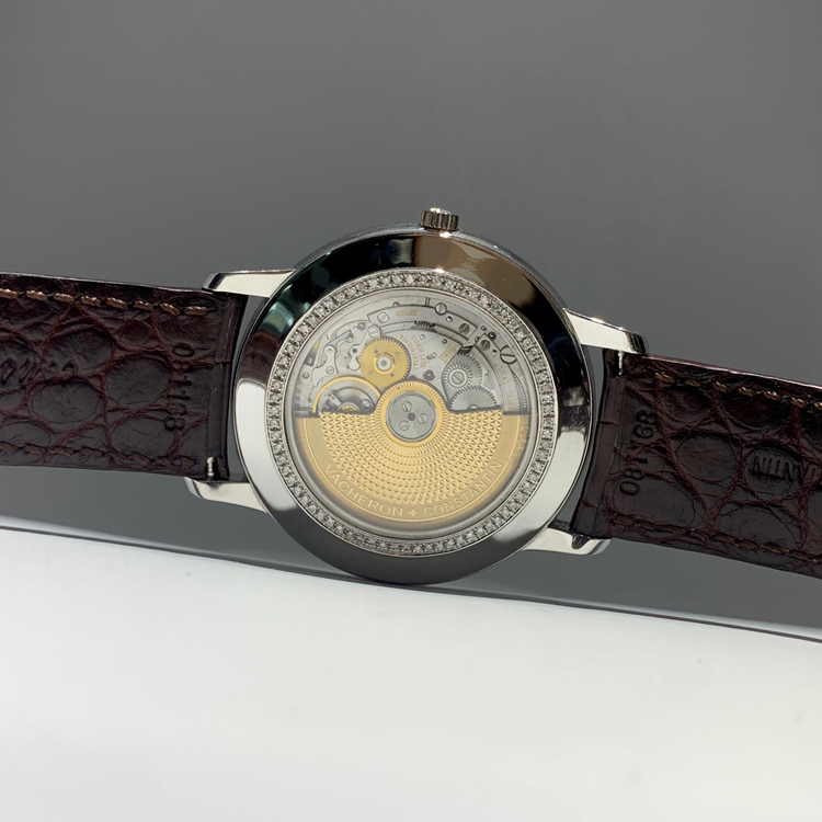 Vacheron Constantin 江诗丹顿 传承系列，85180/000G-9230。40毫米表径，18K白金后加钻表壳，白色面盘，6点位置日期显示，2450 Q6自动上弦机械机芯，动力储备40小时。 单表无附件。