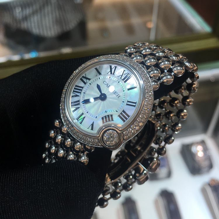 CARTIER 卡地亚 BALLON BLANC DE CARTIER系列，WE902072。30毫米表径，18K白金原钻表壳，珍珠母贝面盘，罗马数字时标，精准石英机芯，专柜定价：351000元。 单表无附件。