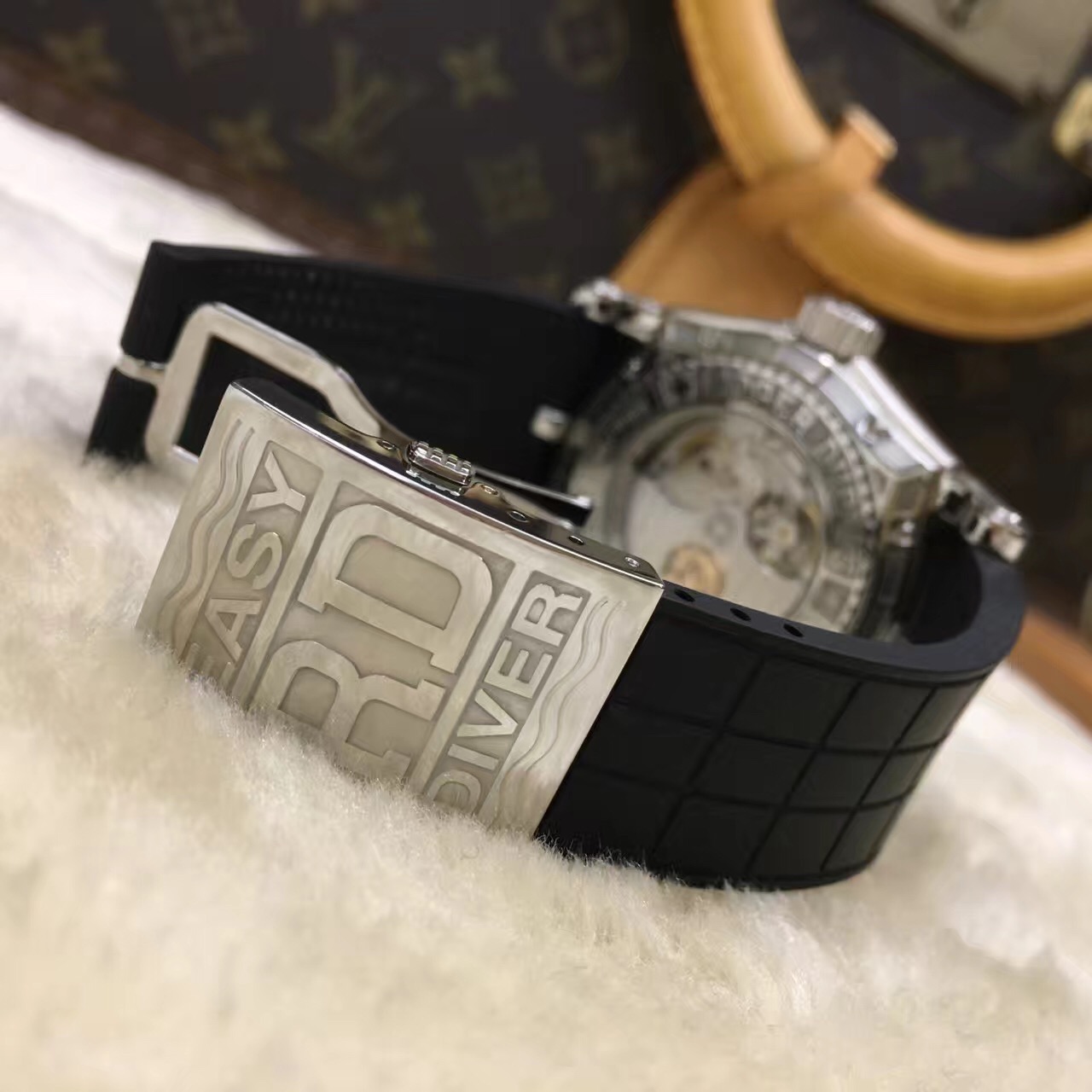 RogerDubuis 罗杰杜彼，?SE 46 57。46毫米表径，精钢表壳?18K白金圈，银色面盘，背透自动上弦机械机芯。 全套附件齐全。
