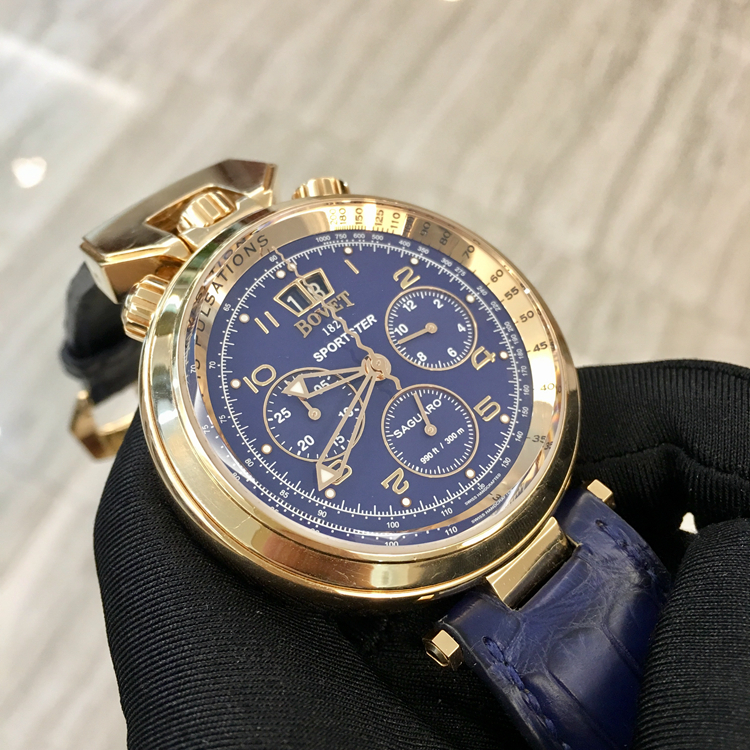 播威 Bovet，一个早在清代就进入中国的高端瑞士钟表品牌，深的皇室及贵族的宠爱，与中国有着不解之缘。18K玫瑰金自动机械机芯，45毫米表径，蓝面计时功能，日历显示，标志性“蛇形计时针”。 单表无附件。