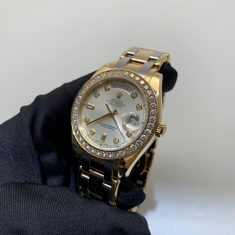 Rolex 劳力士 星期日历型系列，18948-72748TRIDOR-8R2B。39毫米表径，18K黄金/18K玫瑰金/18k白金原钻表壳，银白色面盘，钻石时标，中央时、分及秒针；快调瞬跳星期日历；3点位置为防反光凸透式放大日历窗，12点位置为星期显示，自动上弦机械机芯。 单表无附件。