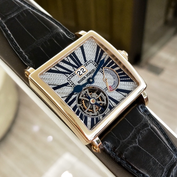 RogerDubuis 罗杰杜彼，G40 03 5 TX3.7A。40x40毫米表径，18K玫瑰金表壳，极其罕见灰色碳纤维表盘，表盘“4”时位指针式动力储存显示，“7”时位置陀飞轮装置，“12”时位视窗式日期显示，表冠同轴按钮快速校正日期。RD03手动机械机芯，动力储备60小时。全球限量28枚。 单表无附件。