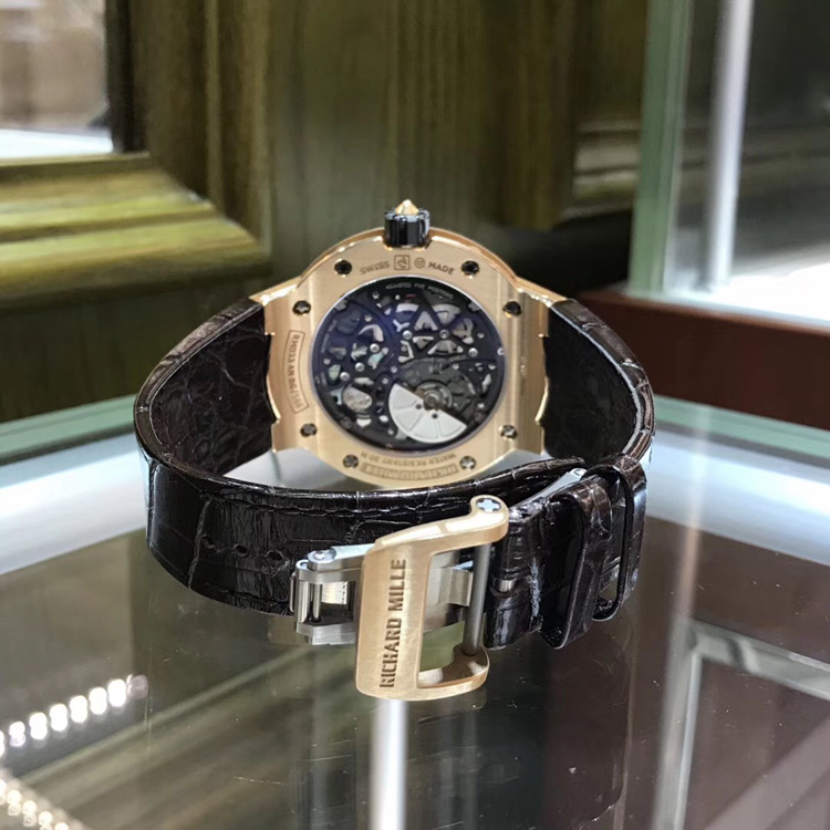 RICHARD MILLE 理查德米勒 男士系列，RM 033 RG。45.7毫米表径，18K玫瑰金表壳，采用碳纤维材质，小时刻度处填充有经过批准的荧光材料面盘，罗马数字时标，RM 033自动上弦机械机芯，动力储备4小时，专柜定价：808000元。 单表无附件。