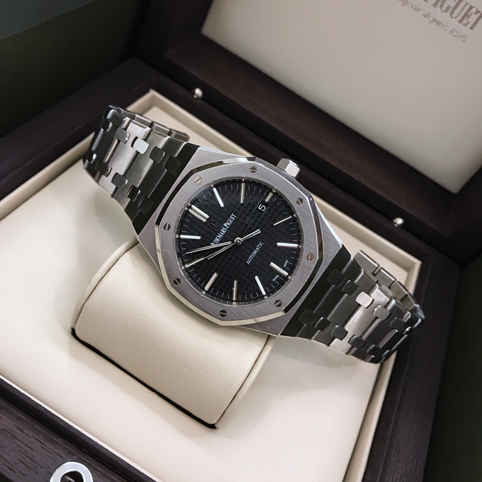 Audermars Piguet 爱彼 皇家橡树系列，15400ST.OO.1220ST.01。41毫米表径，精钢表壳搭配经反炫光处理的蓝宝石水晶玻璃镜面和底盖及旋入式表冠。黑色表盘镌刻Grande Tapisserie 大格纹装饰图案，搭配白金荧光立体时标和皇家橡树指针。自动上弦机械机芯，动力储备60小时。专柜定价：133000元。 全套附件齐全。