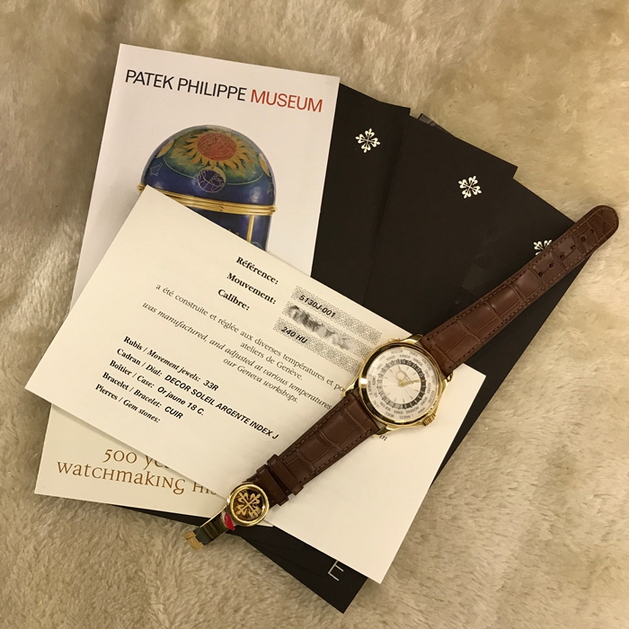 PATEK PHILIPPE 百达翡丽 复杂功能时计系列，5130J-001。39.5毫米表径，18K黄金表壳，雕花面盘，银白色太阳纹装饰盘心，金质立体时标，世界时功能，自产Caliber 240 HU自动上弦机械机芯，动力储备48小时。专柜定价：317700元。 单表附保卡说明书。