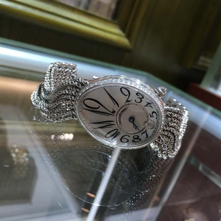 Breguet 宝玑 Reine de Naples 那不勒斯皇后系列，8918BB/58/J39/D00D。36.5x28.45毫米表径，18K白金原钻表壳，镀银金面盘，局部缀以白色天然贝母，Cal.537/3自动上弦机械机芯，专柜定价：439300元。 单表附保卡。