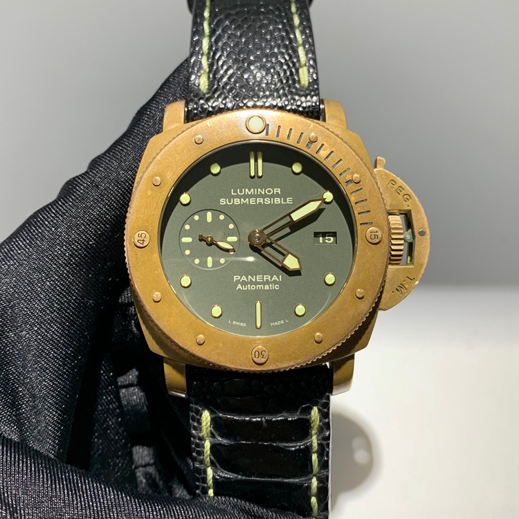 Panerai 沛纳海 限量珍藏款系列，PAM 00382。47毫米表径，青铜表壳，绿色面盘，配嵌入式夜光圆点及小时标示。3点钟位置设日期显示，9点钟位置设小秒盘。自产P.9000自动上弦机械机芯，动力储备72小时。专柜定价：83100港币。 单表无附件。