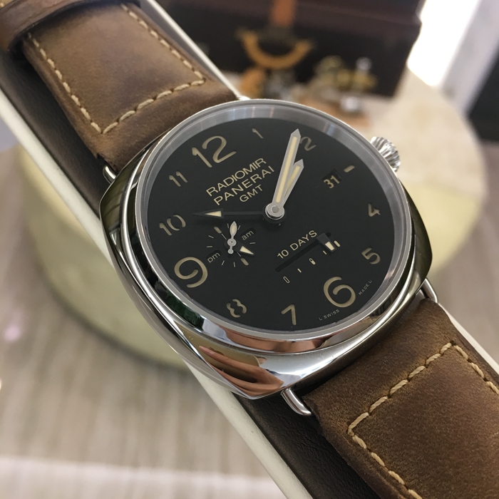 Panerai 沛纳海 沈阳故宫 00476。47毫米表径，精钢表壳，黑色面盘，三点位置日期显示，6点位置动力储备显示，背面沈阳故宫图案，自动上弦机械机芯。 单表无附件。