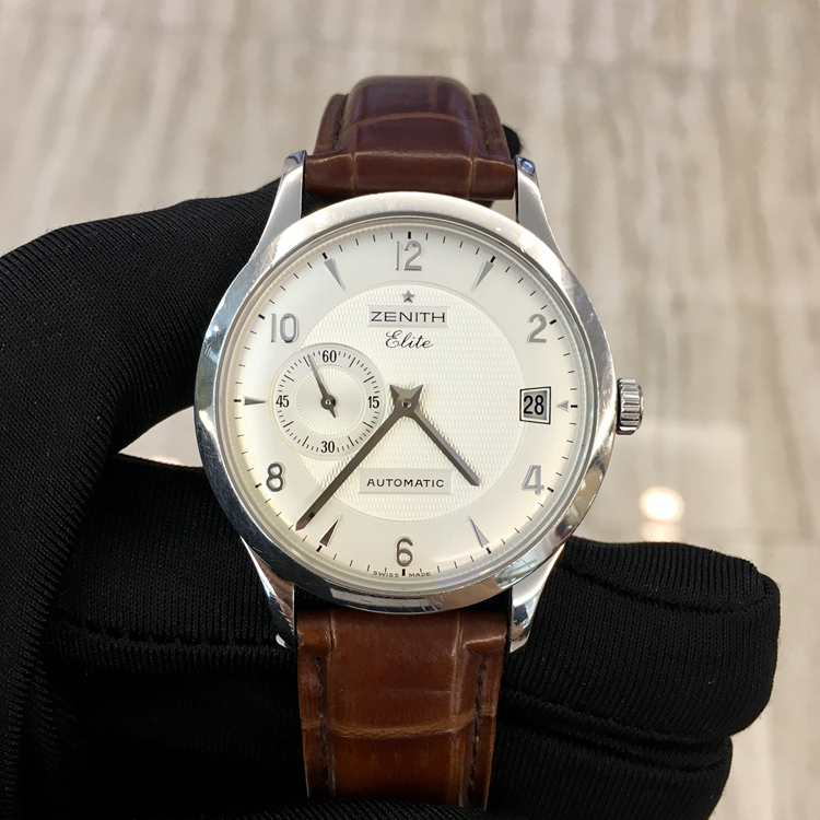 Zenith 真力时 ELITE系列，01.1125.680/02.C490。37毫米表径，精钢表壳，白色面盘，3点位置日期显示，9点位置小秒针，自动上弦机械机芯。 全套附件齐全。