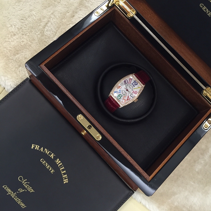 Franck Muller 法兰克穆勒 COLOR DREAMS 系列，5851 M SC COL DRM D 1R，45*32毫米表径，18K玫瑰金，原镶钻圈钻耳，彩字面盘，自动上弦机芯。专柜定价：286000港币。 全套附件齐全。