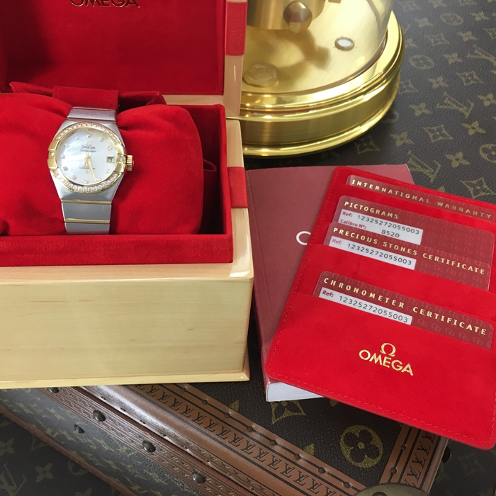 Omega 欧米茄 星座系列，123.25.27.20.55.003。27毫米表径，18K黄金/精钢镶钻，珍珠贝母面，镶钻时标，三点位置视窗式日期显示，自动机械机芯，动力储备50小时。专柜定价：76300元。 全套附件齐全。