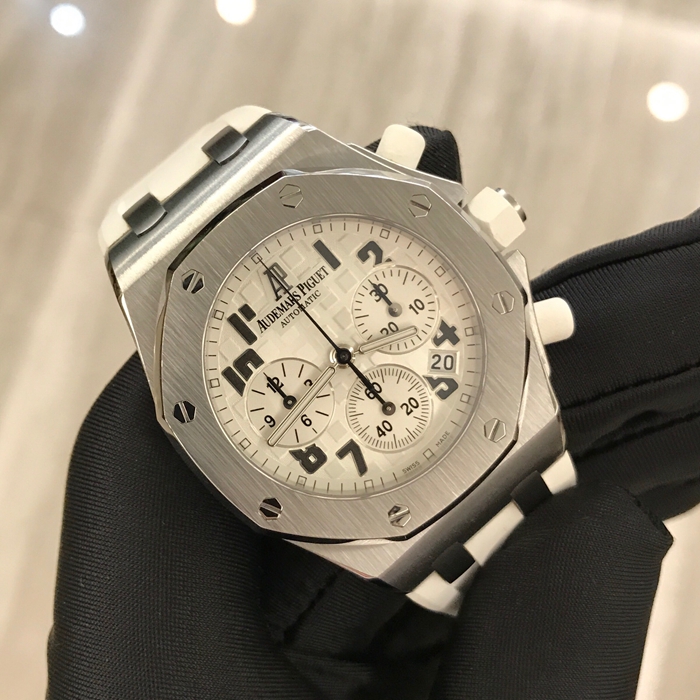 Audermars Piguet 爱彼 皇家橡树离岸型系列，26283ST.OO.D010CA.01。37毫米表径，精钢表壳，银白色表盘镌刻“Méga Tapisserie”超大格纹装饰，5点位置视窗式日期显示，计时功能自动上弦机械机芯，动力储备40小时。 单表无附件。