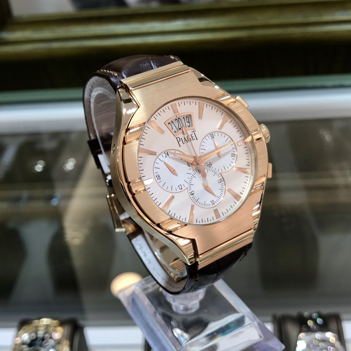 PIAGET 伯爵 POLO系列，G0A32039。43毫米表径，18K玫瑰金表壳，白色面盘，大日历显示，双时区功能、计时功能自动上弦机械机芯，动力储备50小时。专柜定价：281450元。 单表无附件。