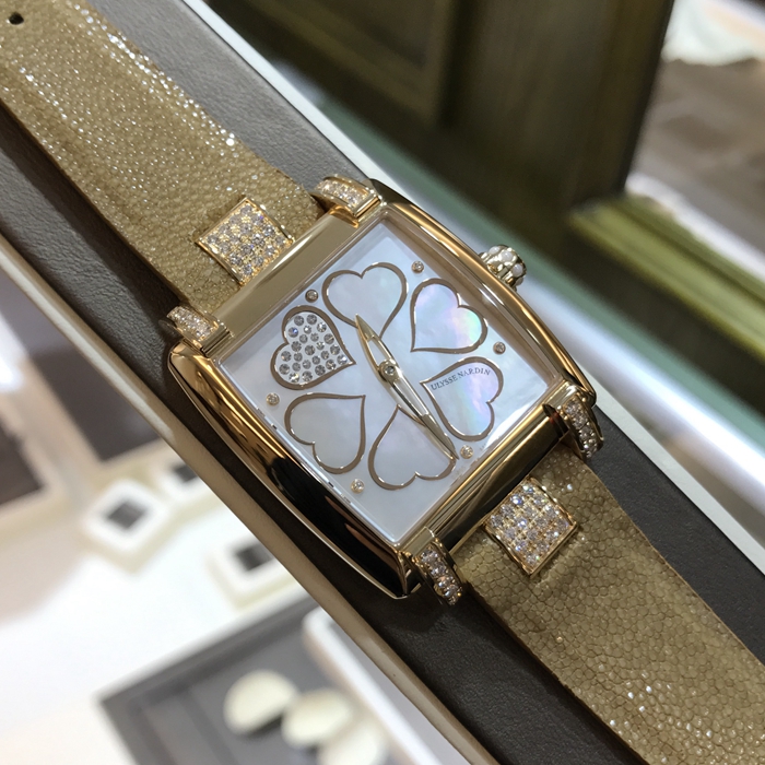 Ulysse Nardin 雅典 奇想系列，136-91/HEART V2。34x35毫米表径，18K玫瑰金表壳，贝母面盘金质心型装饰，自动上弦机械机芯。专柜定价：255000元。 未使用品全套附件齐全。