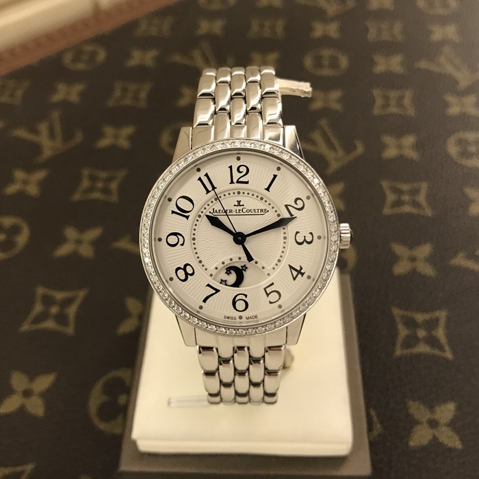 Jaeger-LeCoultre 积家 约会系列，3448120。34毫米表径，精钢表壳镶嵌60颗钻石约0.69克拉，扭索形及阳光形饰纹面盘，花型指针，自动上弦机械机芯，专柜定价：108000元。 全套附件齐全。