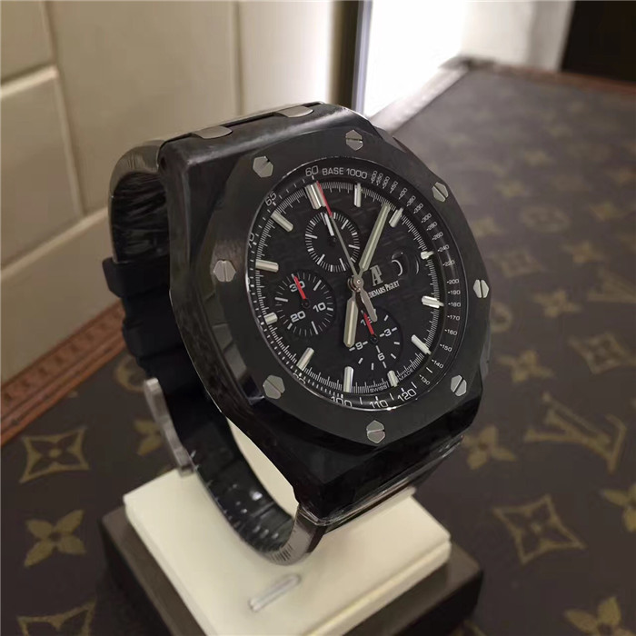 爱彼/皇家橡树离岸型，26400AU.OO.A002CA.01，Cal.3126/3840 自动上弦机械机芯，动力储备60小时。44毫米表径。黑色表盘镌刻“Méga Tapisserie”超大格纹装饰，搭配黑色计时器、白金荧光立体时标和皇家橡树指针及黑色内表圈。