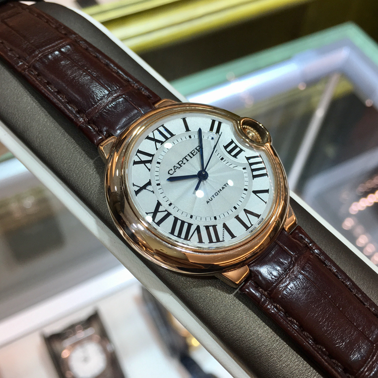 Cartier 卡地亚 Ballon Bleu 蓝气球系列，W6900456。36.6毫米表径，18K玫瑰金表壳，银白色面盘，罗马数字时标，Cal.076自动上弦机械机芯，专柜定价：105000元。 单表无附件。