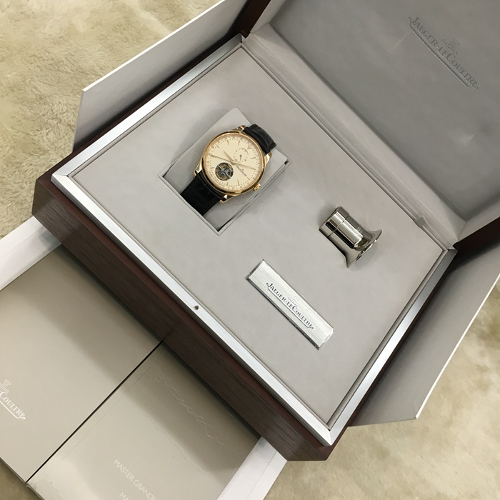 Jaeger-LeCoultre 积家 master 大师系列，1662410。43毫米表径，18K玫瑰金表壳，米黄色面盘，太妃形指针，6点位置陀飞轮装置，自动上弦机械机芯，动力储备45小时。 全套附件齐全。
