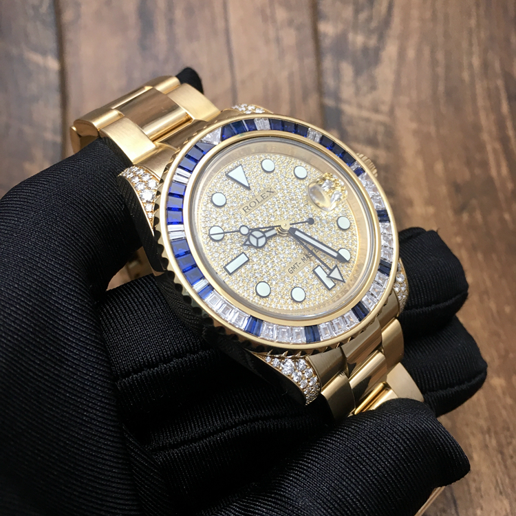Rolex 劳力士 格林尼治型II系列，116758 SA-78208。40毫米表径，18K黄金镶钻宝石，表圈镶嵌29颗钻石，30颗蓝宝石，表耳镶钻。钻石满天星表盘，中央时、分及秒针，24小时显示；瞬时变更独立指针显示第二时区时间（GMT）；瞬跳日历；秒针暂停功能以准确调校时间。蚝式三排链节表带，自动上弦机械机芯，专柜定价：843700港币。 单表无附件。