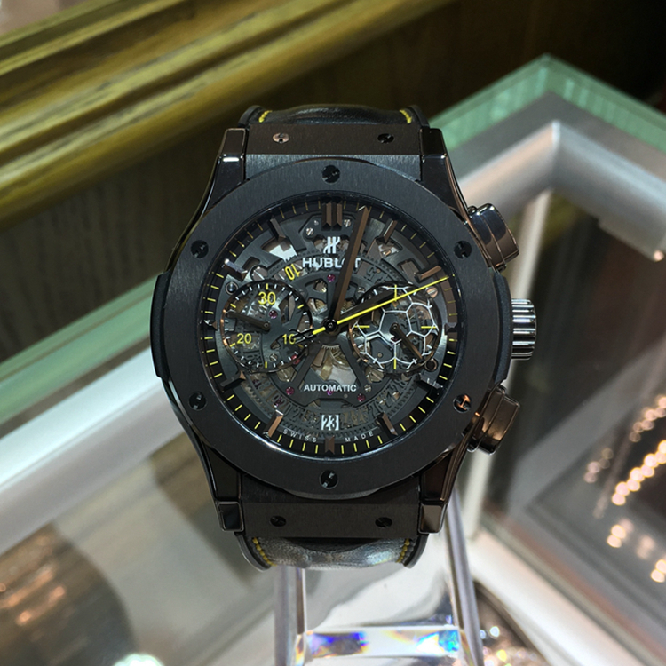 Hublot 宇舶 经典融合系列，525.CM.0179.VR.PEL14。45毫米表径，陶瓷表壳，黑色面盘，6点位置日期显示，计时功能，自动上弦机械机芯，动力储备42小时。专柜定价：126000元。 单表无附件。