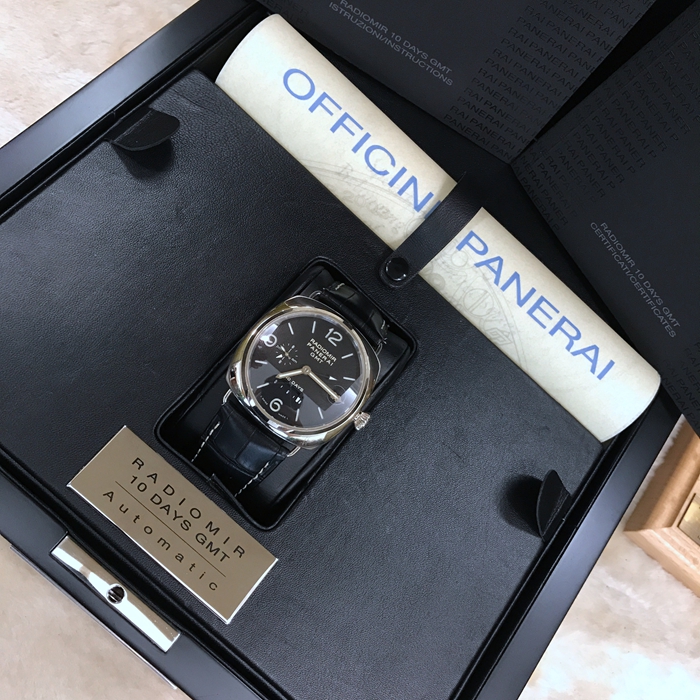 Panerai 沛纳海，00235。45毫米表径，18K白金表壳，黑色面盘，附夜光阿拉伯数字及小时标示。3点钟位置设日期显示，9点钟位置设小秒盘和24小时显示，6点钟位置设线性动力储存显示。自产P.2003自动上弦机械机芯，动力储备240小时。 全套附件齐全。