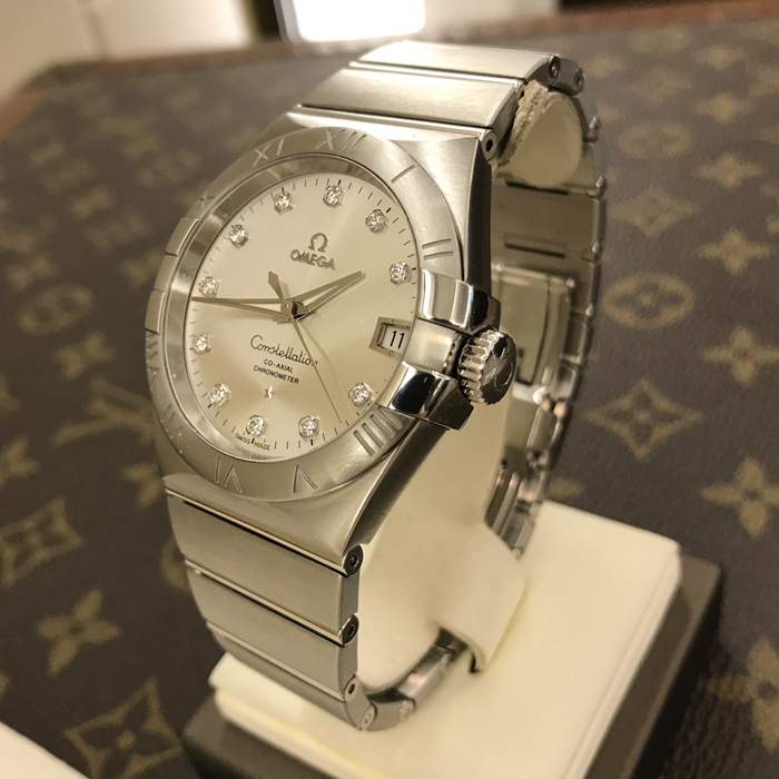 Omega 欧米茄 星座系列，123.10.38.21.52.001。38毫米表径，精钢表壳，银白色面盘，镶钻时标，三点位置视窗式日期显示，自动上弦机械机芯，动力储备60小时。专柜定价：55000元。 全套附件齐全。