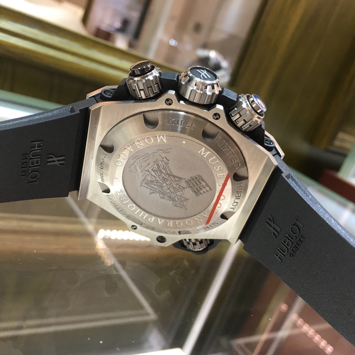 Hublot 宇舶 王者至尊系列，732.NX.1127.RX。48毫米表径，钛金属表壳，黑色面盘，5点位置日期显示，9点位置小秒针，计时功能自动上弦机械机械。专柜定价：153900元。 未使用品全套附件齐全。