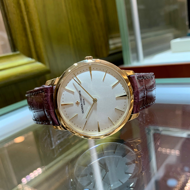 Vacheron Constantin 江诗丹顿 传承系列，81180/000J-9118。40毫米表径，18K黄金表壳，银白色面盘，Cal.1400手动上弦机械机芯，动力储备40小时，专柜定价：145000元。 单表无附件。