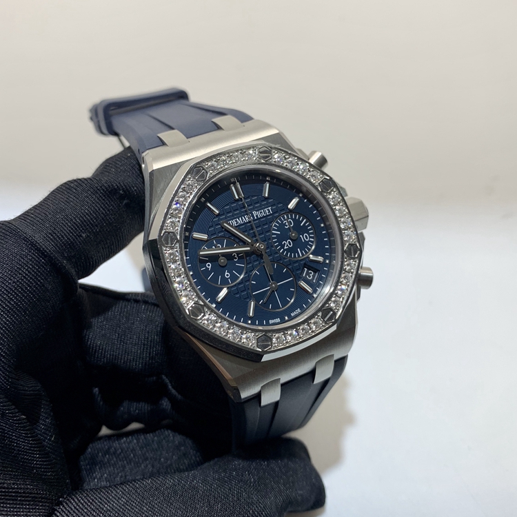 Audermars Piguet 爱彼 皇家橡树离岸型系列，26231ST.ZZ.D027CA.01。37毫米表径，精钢表壳，镶嵌32颗明亮形切割美钻，总重约 1.02克拉，蓝色表盘镌刻“Lady Tapisserie”格纹装饰，搭配蓝色副表盘，蓝色外表盘，白金荧光立体时标和皇家橡树指针，Cal.2385自动上弦机械机芯，动力储备40小时。专柜定价：212000元。 全套附件齐全。
