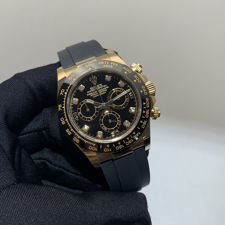 Rolex 劳力士 宇宙计型迪通拿系列，116518。40毫米表径，18K黄金表壳，黑色Cerachrom陶质实心外圈连计速刻度，黑色面盘，8颗钻石时标，6点位置小秒针显示，30分钟和12小时计时分别设于3点和9点位置，计时功能，4130自动上弦机械机芯，动力储备72小时。专柜定价：230200元。 单表无附件。