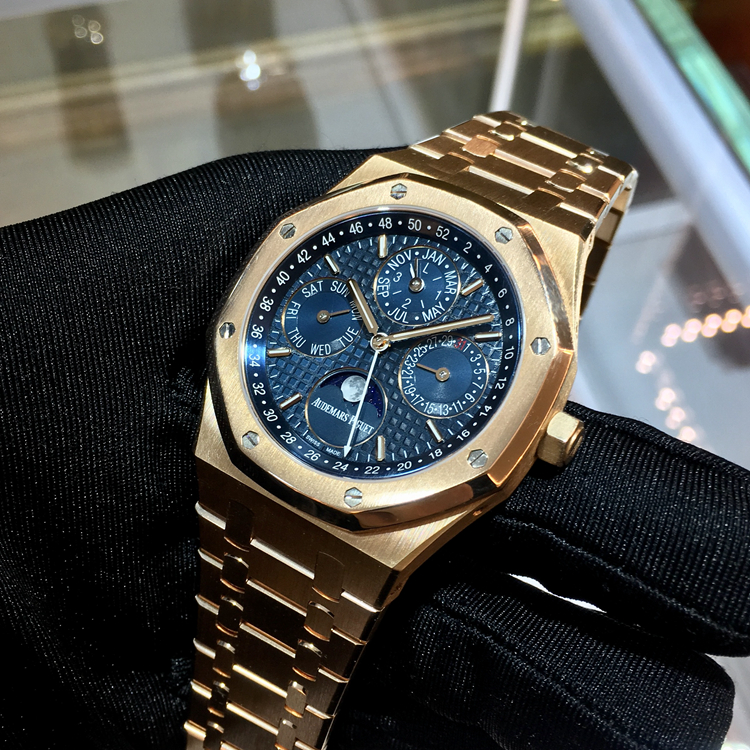 Audermars Piguet 爱彼 皇家橡树系列，26574OR.OO.1220OR.02。41毫米表径，18K玫瑰金表壳，蓝色面盘，镌刻“ Grande Tapisserie大格纹装饰图案， 荧光玫瑰金嵌入式时标和荧光皇家橡树指针，蓝色内表圈。搭配万年历、星期、日期、天文精确月相、月份、闰年、小时及分钟显示功能，自产5134自动上弦机械机芯，动力储备40小时，专柜定价：716000元。 单表无附件。