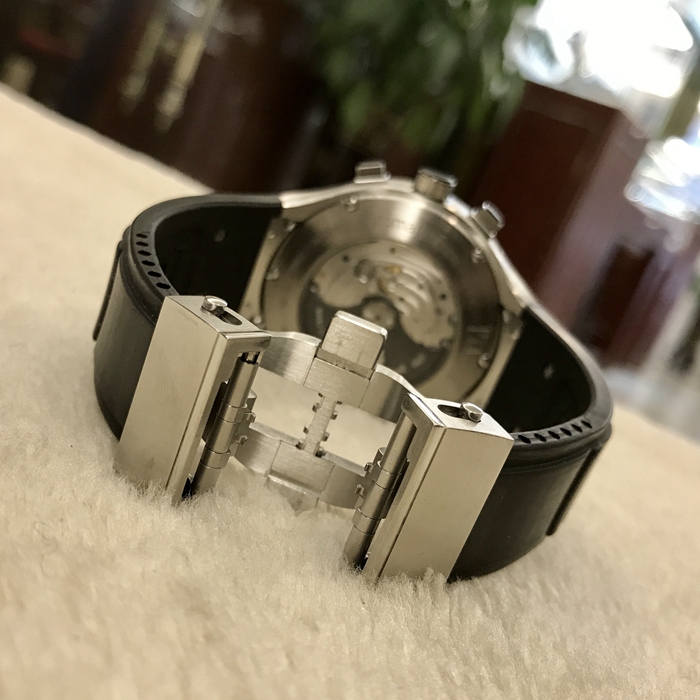 PIAGET 伯爵 POLO系列，G0A34001。45毫米表径，钛金属表壳，大日历显示，双时区功能、计时功能自动上弦机械机芯，动力储备50小时。 专柜定价：80568元。 单表无附件。