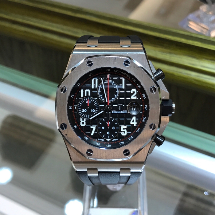 Audermars Piguet 爱彼 皇家橡树离岸型系列，26470ST.OO.A101CR.01。42毫米表径，精钢表壳搭配经反炫光处理的蓝宝石水晶玻璃镜面和底盖及黑色陶瓷旋入式表冠和按钮。黑色表盘镌刻“Méga Tapisserie”超大格纹装饰，搭配黑色计时器、白色荧光阿拉伯数字、白金荧光皇家橡树指针及黑色内表圈。自动上弦机械机芯，动力储备50小时。专柜定价：195000元。 全套附件齐全。