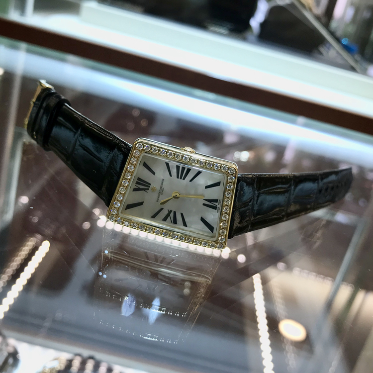 Vacheron Constantin 江诗丹顿 1972系列，25521/000J-9114。23.4毫米表径，18K黄金原钻表壳，银白色面盘，精准石英机芯，专柜定价：187000元。 单表无附件。