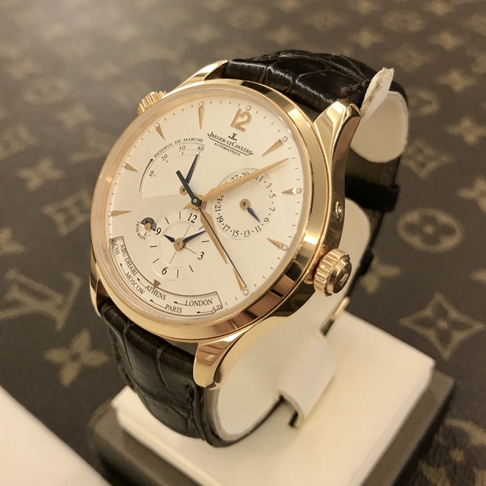 Jaeger-LeCoultre 积家 master 大师系列 Q1422421。39毫米表径，18K玫瑰金表壳，银色、放射状拉丝圆形表盘。两点位置日期显示，六点位置世界时、双时区、昼夜显示，十点位置动力储备显示。自动上弦机械机芯，动力储备43小时。 全套附件齐全。